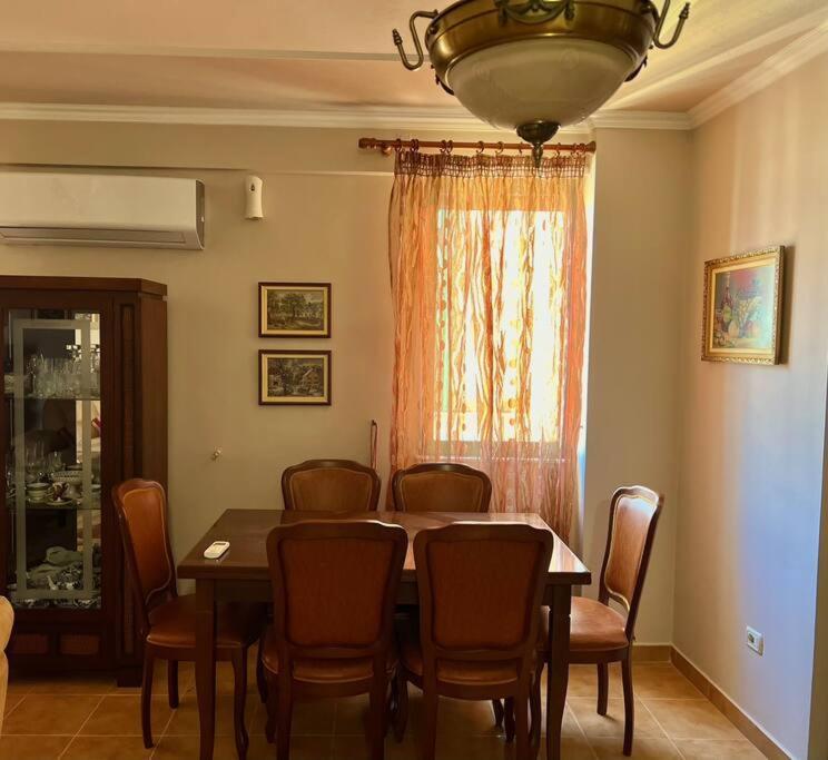 Central Tirana Flat Near Bazaar Buitenkant foto